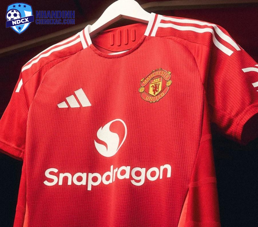 Snapdragon vẫn là nhà tài trợ chính của đội chủ sân Old Trafford.