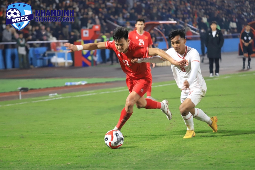 Hồ Tấn Tài tranh chấp bóng với cầu thủ Indonesia ở vòng bảng AFF Cup