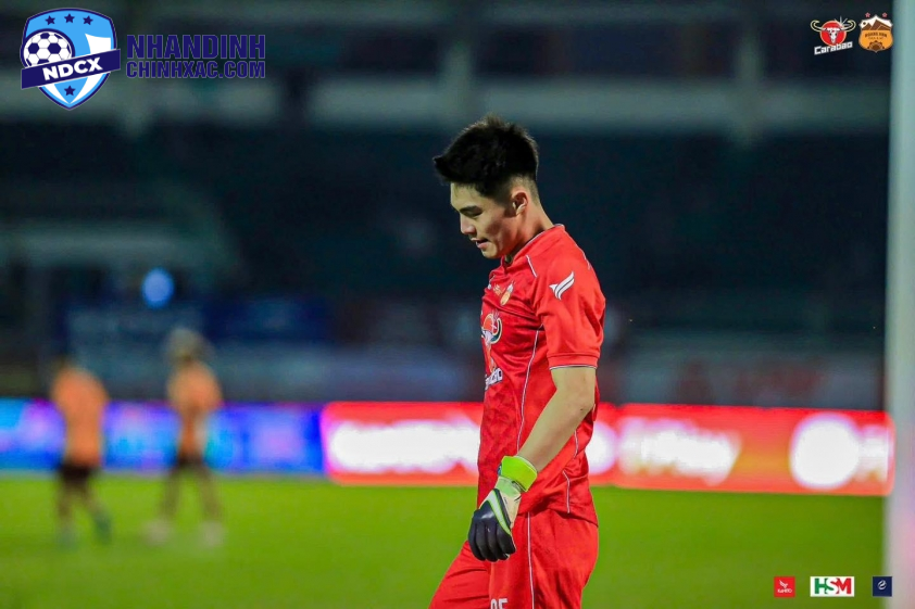 Trung Kiên hai lần cản phá thành công quả sút penalty của Bình Phước (Ảnh: HAGL)