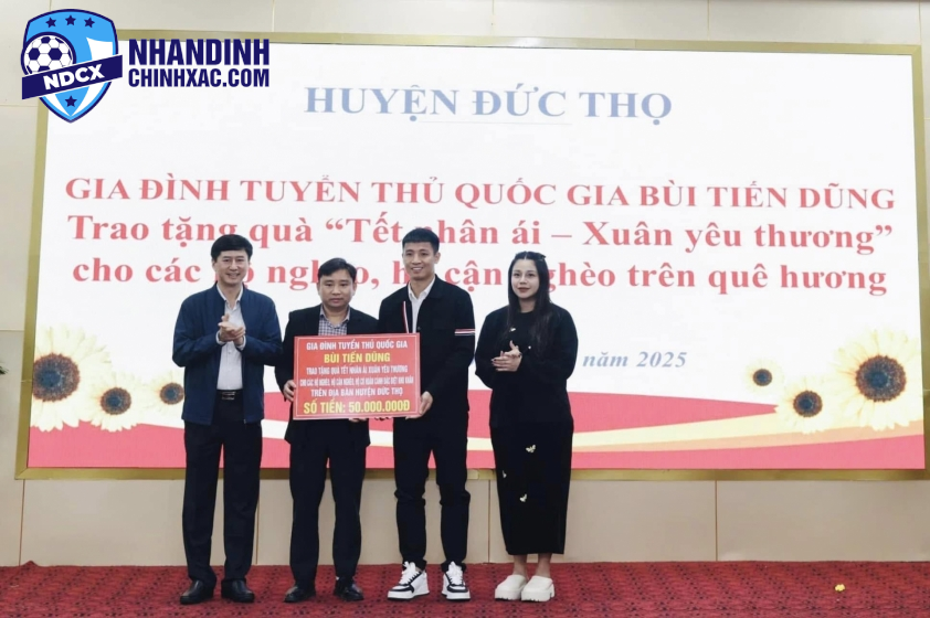 Trung vệ trao quà cho các gia đình nghèo trên quê hương (Việc tử tế)