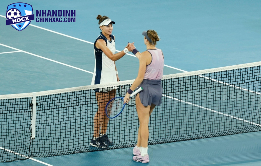 Cặp đấu cuối cùng ở sân Rod Laver Arena ngày 14/1 giữa Veronika Kudermetova (váy trắng) và Olivia Gadecki diễn ra vô cùng nhạt nhòa (Ảnh: Getty)