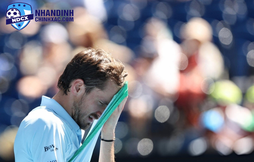 Daniil Medvedev nhọc nhằn lọt vòng 2 Australian Open 2025 (Ảnh: Getty)