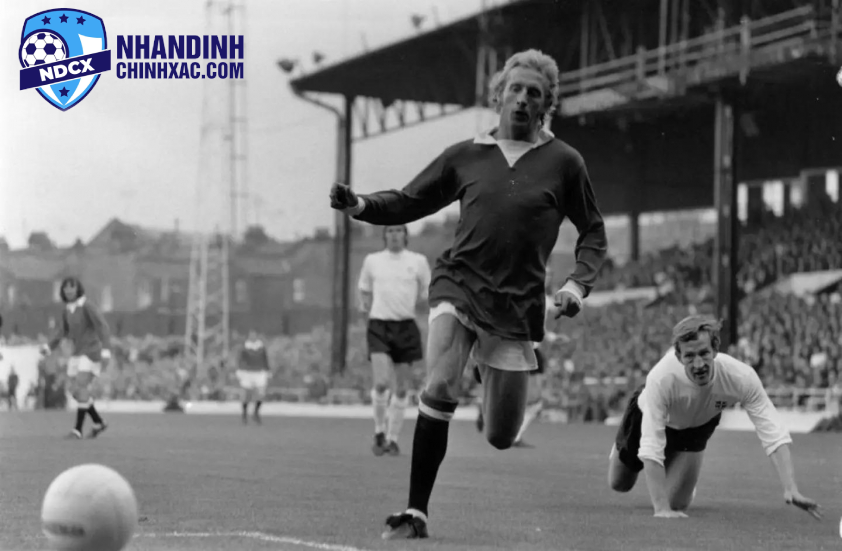 Denis Law đã có sự nghiệp lẫy lừng tại MU (Ảnh: Getty).