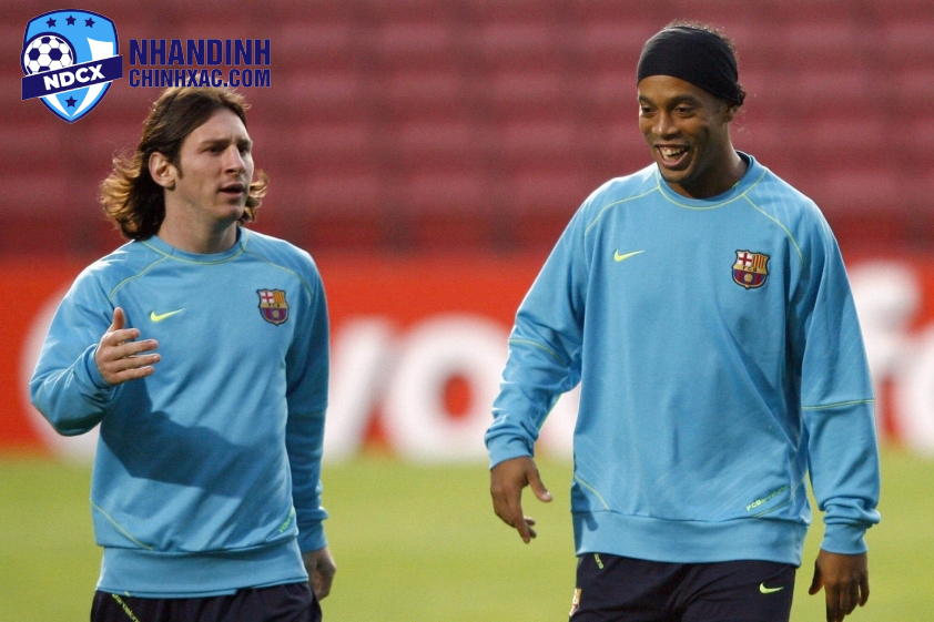 Messi luôn biết ơn sự chỉ bảo của Ronaldinho trong những ngày đầu của sự nghiệp (Ảnh: Getty).