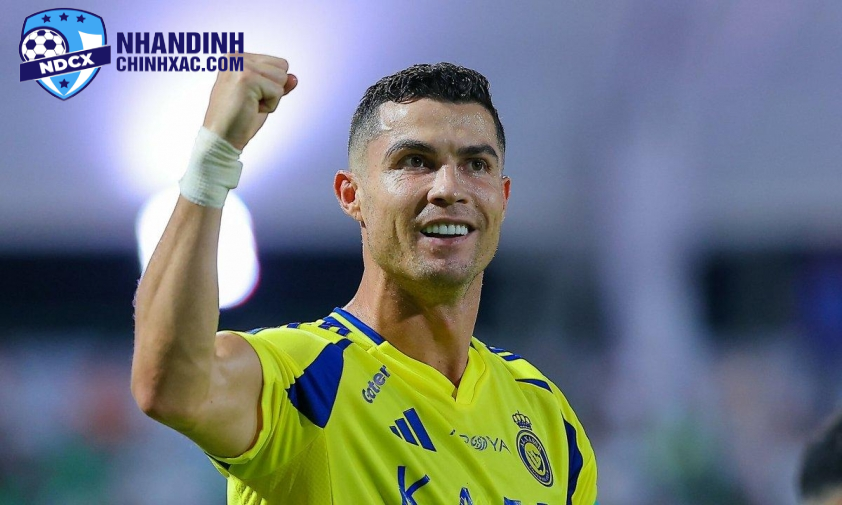 Ronaldo cam kết tương lai tại Al Nassr (Ảnh: Getty).