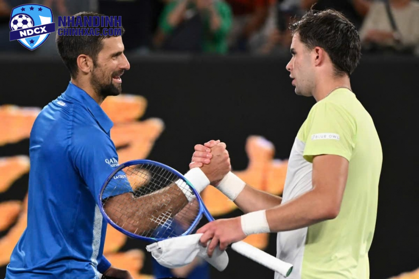 Chiến thắng sau bốn set đấu trước đưa cựu số 1 người Serbia vào vòng 3 Australian Open 2025